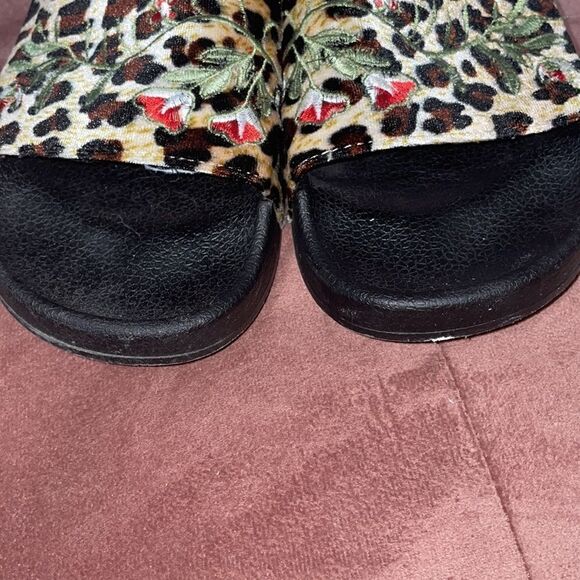 Olivia Miller animal print slides size 10 - Picture 5 of 6